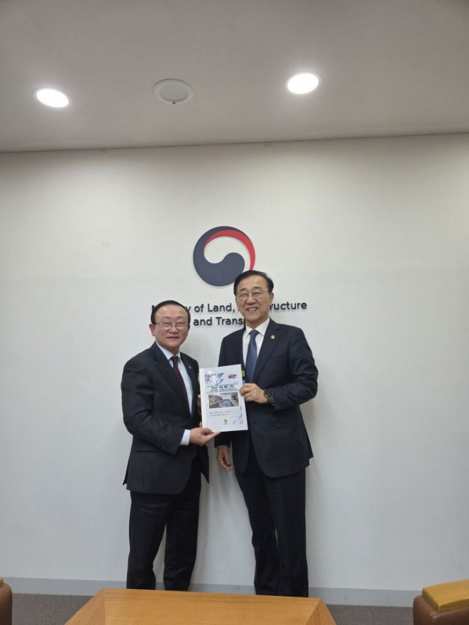 김덕현 연천군수(왼쪽)가 지난 12일 국토발전전시관에서 김윤덕 국토교통부 장관(오른쪽)과 간담회를 개최한 후 기념촬영을 하고 있다. /사진제공=연천군 