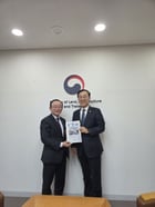 김덕현 연천군수(왼쪽)가 지난 12일 국토발전전시관에서 김윤덕 국토교통부 장관(오른쪽)과 간담회를 개최한 후 기념촬영을 하고 있다. /사진제공=연천군 