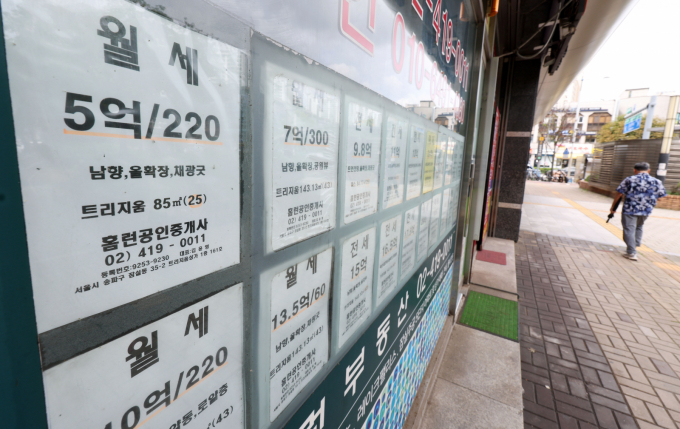   임대인이 임차인을 상대로 서류 심사와 면접을 할 수 있는 법적 근거의 필요성이 제기됐다. 임대인처럼 임차인도 동등하게 정보를 공개해야 한다는 주장이다. 사진은 서울 시내 한 부동산에 게시된 월세 매물 정보. /사진=뉴시스