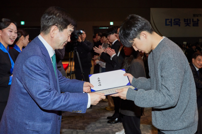 SNT 계열사들이 상생협력을 위해 노력하고 있다. 사진은 제12기 운해장학생 장학증서 수여식. /사진=SNT모티브