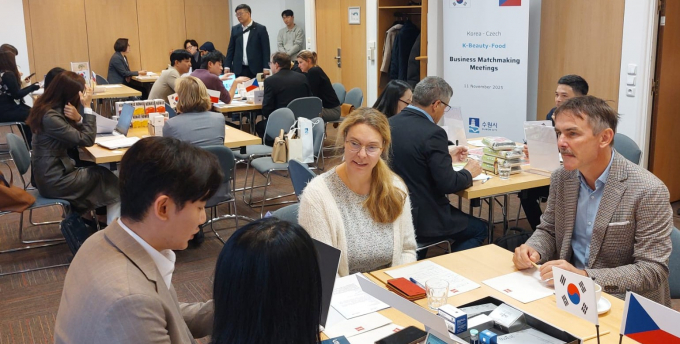  '수원시 케데헌 개척단' EU(유럽연합) 현지에서 바이어들과 수출 상담을 진행하는 모습. /사진제공=수원시 