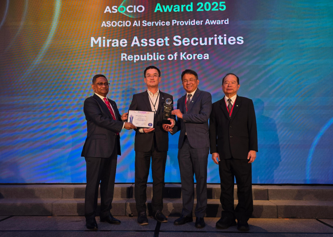  미래에셋증권이 지난 11일(현지시각) 개최된 'ASOCIO 어워드 2025'에서 'AI Service Provider Award'을 수상했다. 사진은 시상식에서  A Abdullah Kafi SOCIO 명예회장(좌측부터), 박홍근 미래에셋증권 IT부문대표(부사장), Deputy Supak Lailert Chairman(부회장),  Bunrak Saraggananda ASOCIO 명예회장이 기념사진을 촬영하고 있는 모습. /사진=미래에셋증권 