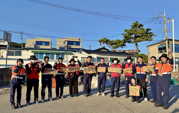 고려아연 온산제련소 임직원들이 반려해변 정화활동 후 단체사진을 촬영하고 있다. /사진=고려아연