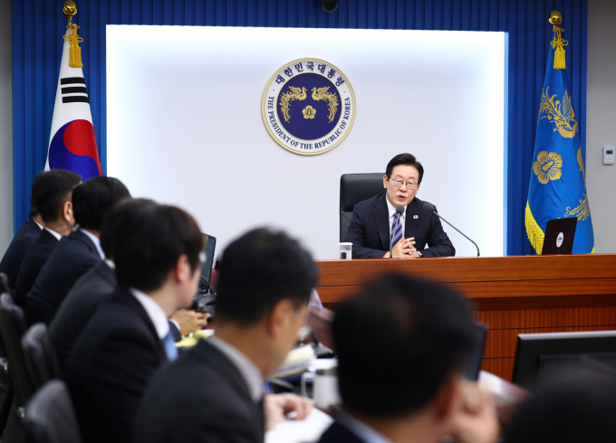 이재명 대통령이 13일 서울 용산구 대통령실 청사에서 열린 수석·보좌관 회의에서 "6대 핵심 분야에서 구조개혁을 통해 잠재성장률을 반드시 반등시켜야 한다"고 전했다. 사진은 13일 이재명 대통령이 서울 용산구 대통령실 청사에서 열린 수석보좌관회의에서 발언하고 있는 모습. /사진=뉴시스(대통령실통신사진기자단)