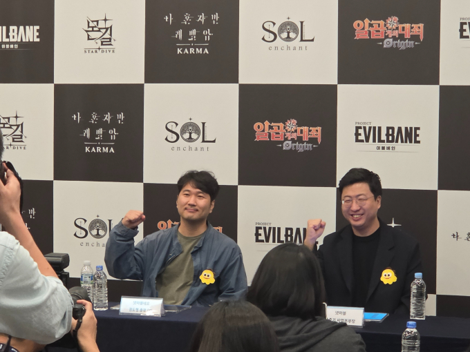 13일 부산 해운대구 벡스코에서 열린 '지스타 2025'에서 권도형 넷마블네오 총괄 PD(왼쪽)와 문준기 넷마블 사업본부장(오른쪽)이 '나 혼자만 레벨업: 카르마'에 대한 기자 간담회를 진행하고 있다. /사진= 김미현 기자