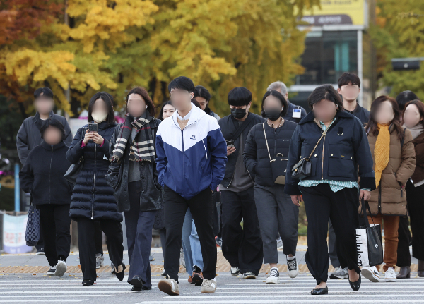 14일 전국이 대체로 맑고 일교차가 크게 벌어지겠다. 사진은 추운 아침 날씨를 보인 지난 10일 오전 서울 종로구 광화문사거리.  /사진=뉴시스