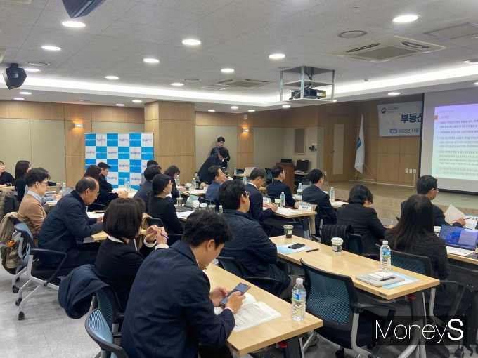 정재원 국토부 부동산평가과장은 4년 연속 공시가격 현실화율 동결 이유에 대해 '안정성'에 중점을 뒀다고 설명했다. 사진은 공청회 참석자들이 주제 발표를 듣는 모습. /사진=최성원 기자 