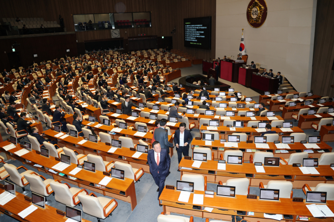 국민의힘이 13일 김윤덕 국토교통부 장관의 국회 본회의 불참에 항의해 집단 퇴장했다가 40여분 만에 복귀했다. 사진은 13일 서울 여의도 국회에서 열린 제429회국회(정기회) 12차 본회의에서 국민의힘 의원들이 퇴장한 모습. /사진=뉴스1