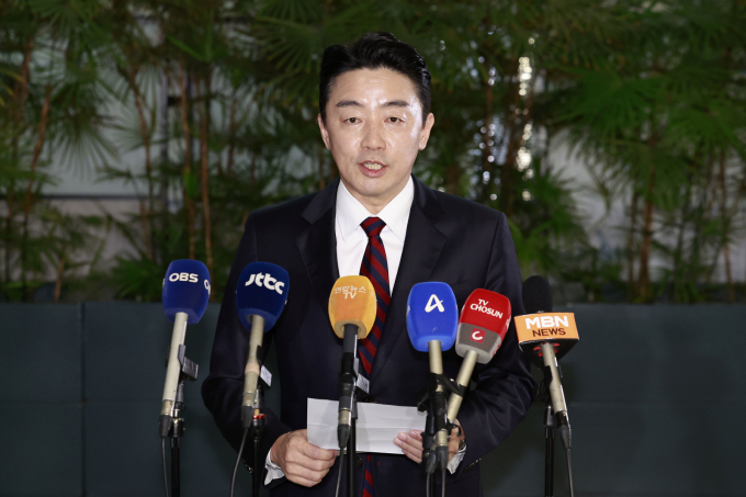 강훈식 대통령비서실장이 13일 조인트 팩트시트 발표가 임박한 것에 대해 "꼼꼼히 잘 논의되고 있다"고 전했다. 사진은 13일 전략경제협력특사로 임명된 강 실장이 인천국제공항에서 아랍에미리트(UAE)로 출국하기 전 인사말 한 모습. /사진=뉴시스