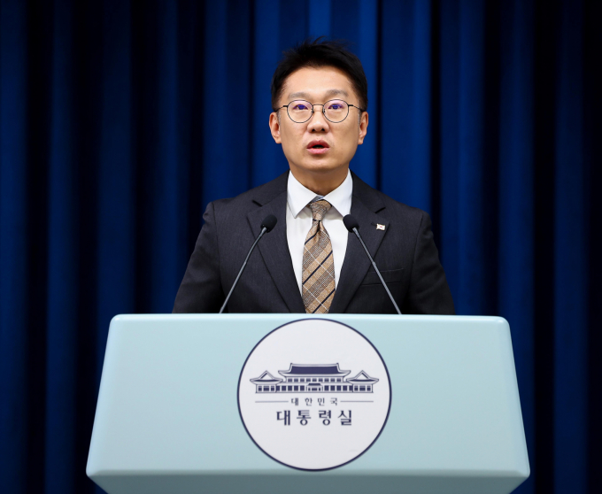 이재명 대통령이 13일 서울 용산구 대통령실 청사에서 열린 대통령·수석보좌관회의에서 "공공기관 개혁이 힘없는 사람을 자르는 방식이 돼선 안 되고 불필요한 임원 자리를 정리하는 개혁을 한다"고 밝혔다. 사진은 지난 7일 김남준 대변인이 서울 용산구 대통령실에서 브리핑 한 모습. /사진=뉴시스(대통령실통신사진기자단)