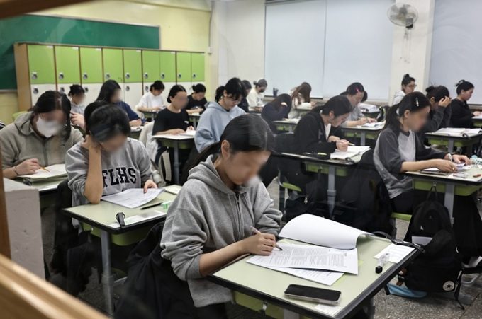 2026학년도 대학수학능력시험(수능) 영어 영역 난이도는 지난해 수능과 지난 9월 모의평가 수준으로 출제됐다고 평가된다. 사진은 13일 서울 광진구 광남고에 마련된 서울시교육청 제20시험지구 제3시험장에 입실을 완료한 수험생들이 막바지 점검을 한 모습. /사진=뉴스1(공동취재) 