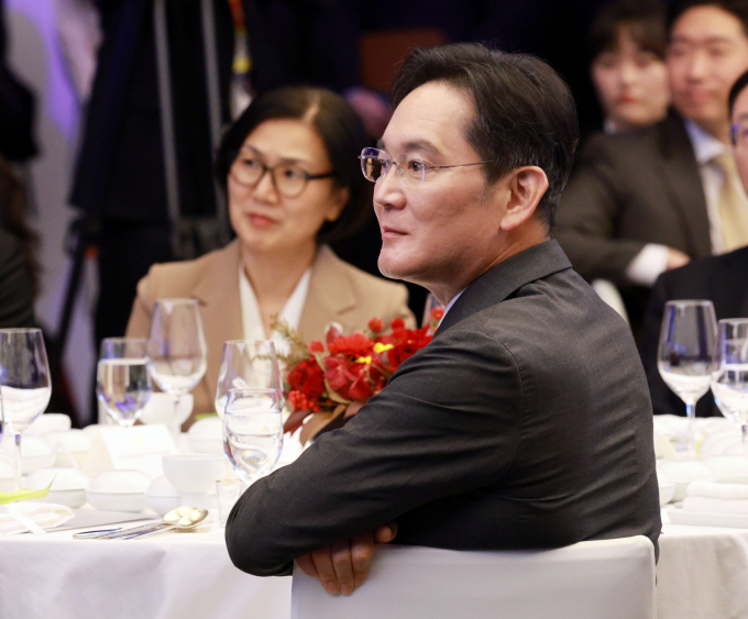 이재용 삼성전자 회장이 2년 만에 방한한 올라 칼레니우스 메르세데스-벤츠 회장을 삼성그룹 영빈관인 승지원에서 만났다.  사진은 이재용 삼성전자 회장이 지난 1일 경북 소노캄 경주 그랜드볼룸에서 열린 한중 국빈만찬에 참석해 있는 모습. /사진=뉴시스