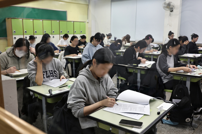 2026학년도 대학수학능력시험(수능)에 응시해야 할 학생이 시험장에 나타나지 않아 한강 수색에 나서는 일이 발생했다. 사진은 수능이 치러진 13일 오전 광진구 광남고에 마련된 서울시교육청 제20시험지구 제3시험장에 입실을 완료한 수험생들이 막바지 점검을 하고 있는 모습. /사진=뉴스1(공동취재단)