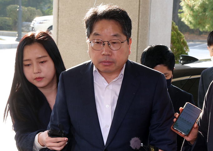 검찰 항소포기 논란 속에 사의를 표명한 노만석 검찰총장 직무대행이 14일 서울 서초구 대검찰청에서 비공개 퇴임식을 진행한다.사진은 지난 12일 노만석 검찰총장 직무대행이 서울 서초구 대검찰청으로 출근하고 있는 모습. /사진=뉴시스