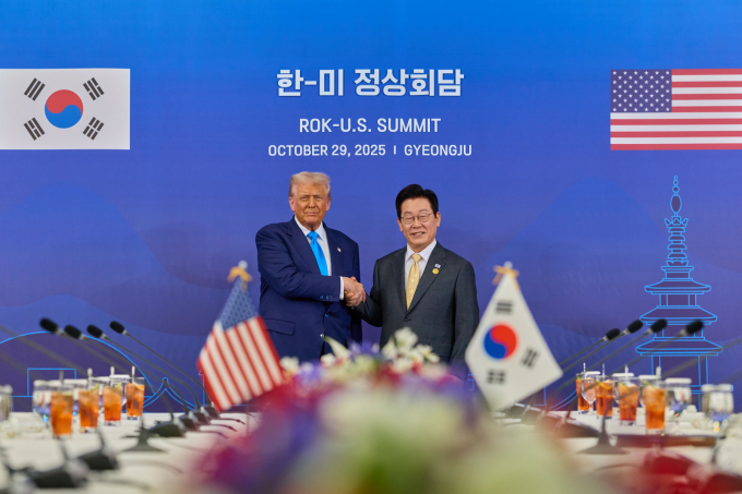 한미 관세·안보 협상의 결과물인 조인트 팩트시트가 이번 주말 발표될 것이라는 관측이 나오고 있다. 사진은 지난달 29일 이재명 대통령(오른쪽)과 도널드 트럼프 미국 대통령이 경북 경주시 경주박물관에서 진행된 한미 정상회담에서 기념촬영을 하고 있는 모습. /사진=뉴시스(대통령실 제공)