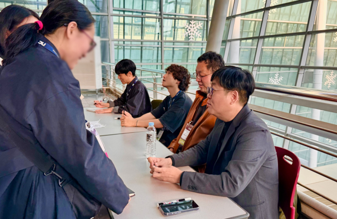 지난 13일 부산 벡스코에서 열린 지콘 2025에서 대담을 마친 라운드8 스튜디오의 진승호 디렉터(맨 왼쪽부터), 최지원 디렉터, 권병수 내러티브 디렉터, 이상균 디렉터가 현장 팬사인회를 진행하고 있다. /사진=네오위즈