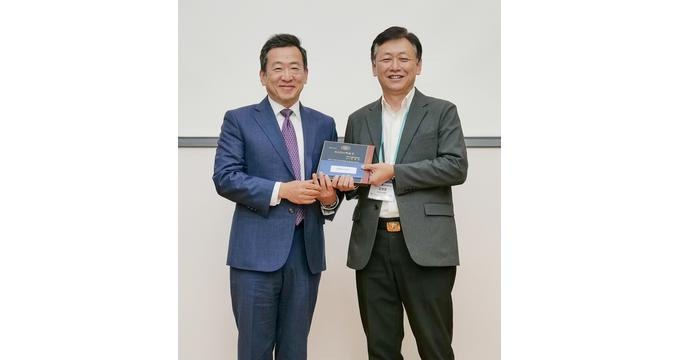 정윤영 KAIDA 부회장(왼쪽)과 김정윤 대구가톨릭대학교 미래자동차공학과 교수가 13일 부산항 국제전시컨벤션센터(BPEX)에서 열린 '2025 한국자동차공학회(KSAE) 추계학술대회' 정기총회에서 '제10회 KAIDA 학술상' 시상식에서 기념사진을 촬영하고 있다. /사진=한국수입자동차협회(KAIDA)