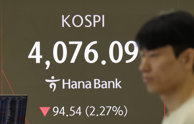 십만전자와 60만닉스가 붕괴했다. 사진은 14일 서울 중구 하나은행 딜링룸. /사진=뉴스1 