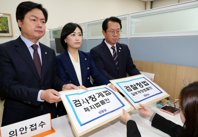  더불어민주당이 14일 검사의 징계 범위에 파면을 추가한 검찰청법 개정안과 검사징계법 폐지안을 발의했다. 사진은 14일 김현정(왼쪽부터), 백승아, 문금주 더불어민주당 의원이 서울 여의도 국회 의안과에 검찰청법개정안과 검사징계법폐지안을 제출하고 있는 모습. /사진=뉴스1(공동취재)