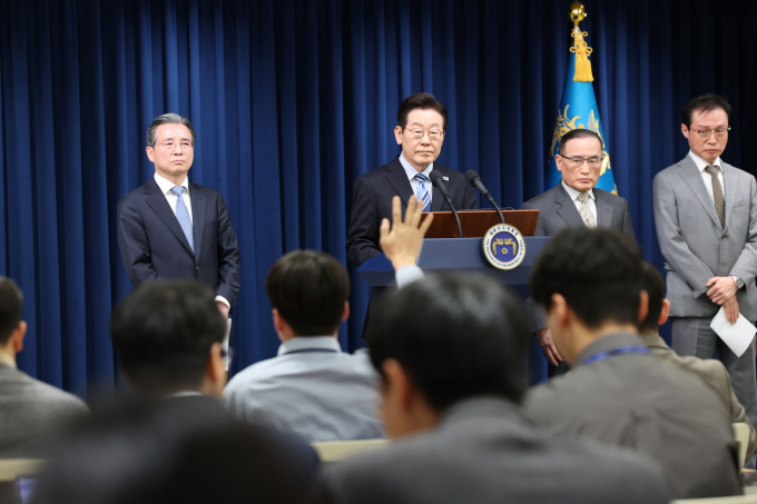 이재명 대통령이 14일 서울 용산구 대통령실 청사에서 열린 브리핑에서 "한미 양국은 핵추진 잠수함 건조를 추진하기로 함께 뜻을 모았다"고 전했다. 사진은 14일 이재명 대통령이 서울 용산구 대통령실 청사에서 한·미 팩트시트 타결 관련 발표 후 질문을 받고 있는 모습. /사진=뉴스1