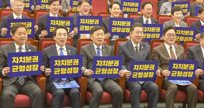 13일 국회도서관 대강당에서 열린 더불어민주당 국가균형성장특별위원회 출범식에서 김관영 전북도지사가  '자치권 강화와 특례 확대, 3특 추진 전략'을 주제로 주제발표를 진행했다./사진제공=전북도