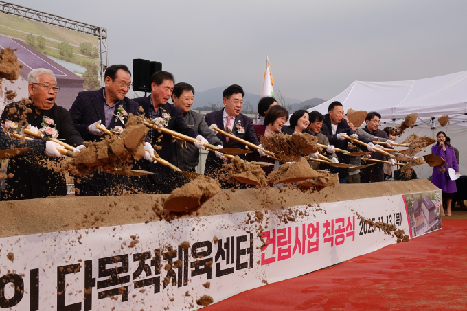 전진선 양평군수(왼쪽 다섯번째)가 지난 13일 국수 다목적체육센터 건립사업 착공식에서 관계자들과 첫 삽을 뜨고 있다. /사진제공=양평군
