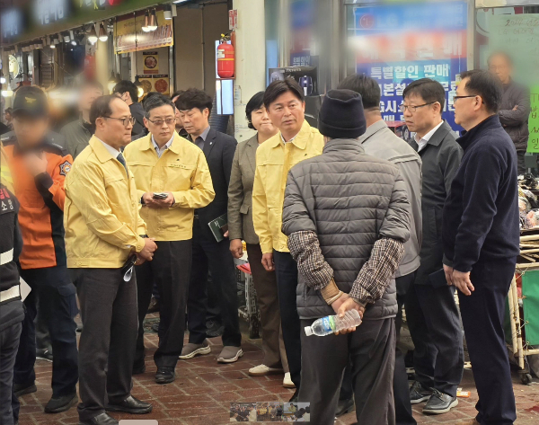 조용익 부천시장(왼쪽)이 13일 트럭 돌진 사고가 발생한 시장을 찾아 현장을 점검하고 시민들과 이야기를 나누고 있다. /사진제공=부천시 