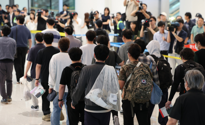 외신이 지난 9월 미국 조지아주 현대자동차·LG에너지솔루션 합작 배터리 공장 급습으로 이민 당국에 체포·구금돼 한국으로 귀국한 근로자 중 최소 30명이 복귀했다고 보도했다. 사진은 미 이민당국에 구금됐던 한국인 근로자들이 지난 12일 영종도 인천국제공항 제2여객터미널 입국장을 나선 모습. /사진=뉴시스(공동취재)