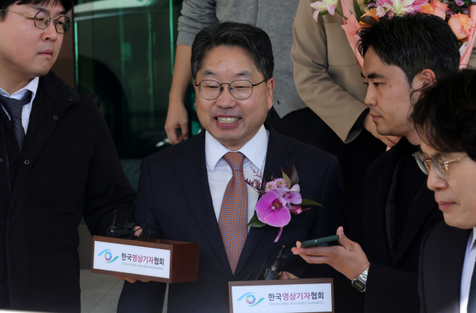 검찰의 항소 포기 논란으로 사의를 표명한 노만석 검찰총장 직무대행이 "검사들에 대한 징계 등 논의는 부디 멈추어 주시기를 부탁드린다"고 밝히며 퇴임했다. 사진은 14일 노 대행이 서울 서초구 대검찰청에서 열린 비공개 퇴임식 후 청사를 나서고 있는 모습. /사진=뉴시스