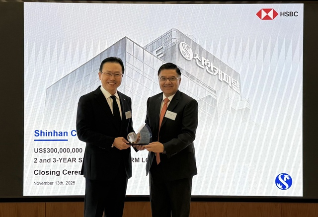 전필환 신한캐피탈 사장(왼쪽)이 주간사 HSBC와 신디케이트론 외화차입 서명식에서 기념촬영하고 있다./사진= 신한캐피탈