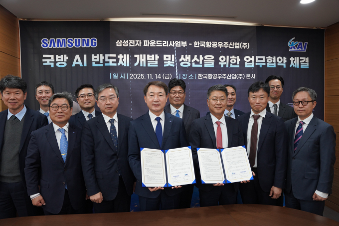 차재병 KAI 대표이사(왼쪽 네번째)와 한진만 삼성전자 사장(다섯번째)이 14일 경남 사천 KAI 본사에서 '항공우주산업과 방위산업 적용을 위한 AI 및 RF용 국방 반도체 개발 및 생산'을 위한 상호협력 업무협약(MOU)을 체결했다. /사진=KAI 