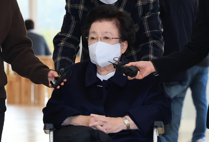 이배용 전 국가교육위원장이 특검 조사에서 금거북이 전달 경위에 대해 김건희 여사에게 먼저 선물을 받아 보답으로 선물한 것이라고 밝혔다. 사진은 이 전 위원장이 지난 13일 서울 광화문 KT 빌딩에 마련된 김건희특검 사무실로 휠체어를 탄 채 출석한 모습. /사진=뉴스1 
