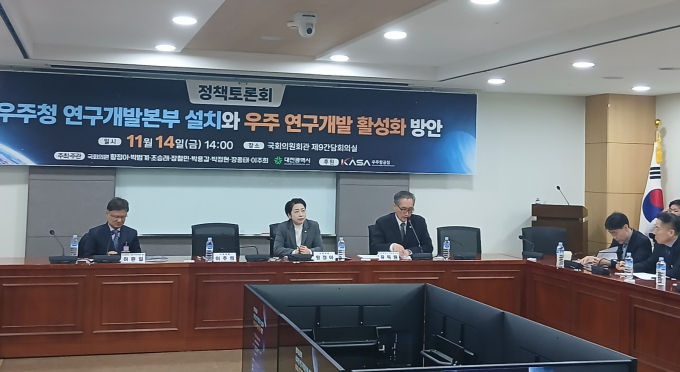 14일 오후 2시 서울 여의도 국회의원회관에서 '우주청 연구개발본부 설치와 우주 연구개발 활성화 방안' 정책 토론회가 열렸다. 허환일 충남대학교 항공우주공학과 교수(왼쪽), 황정아 더불어민주당 의원(가운데), 유득원 대전 행정부시장(오른쪽).  /사진=지선우 기자