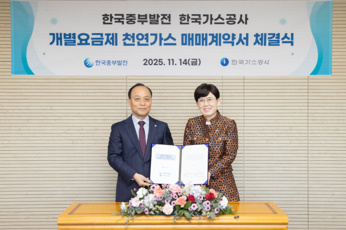한국가스공사가 한국중부발전에 향후 10년 동안 총 200만톤(t) 규모의 천연가스를 공급하는 계약을 체결하며 수도권 전력 공급 안정화에 힘을 보탠다. 사진은 이영조 중부발전 사장과 최연혜 가스공사 사장(오른쪽)의 모습. /사진=한국가스공사 제공