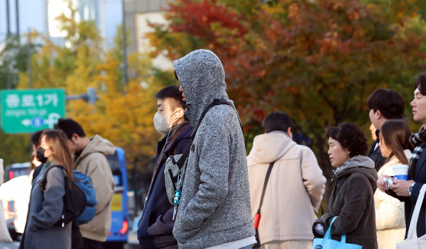 토요일인 오는 15일 아침 최저 기온이 영하권으로 떨어지며 일교 차 큰 날씨가 이어지겠다. 사진은 지난 3일 서울 광화문 네거리. /사진=뉴스1
