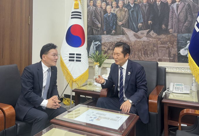 강위원 전남도경제부지사(왼쪽)이 12일 정청래 민주당 당대표에 전남도 핵심사업이 내년도 국비에 포함되도록 협조해 줄 것을 요청하고 있다./사진제공=전남도