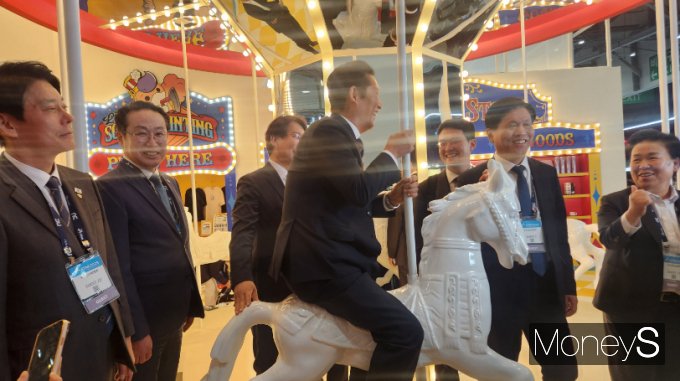 정청래 더불어민주당 당 대표가 웹젠 부스 테르비스 구역에서 회전목마를 체험하고 있다. /사진=양진원 기자 