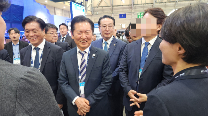 정청래 더불어민주당 당 대표(가운데)와 조승래 의원(더불어민주당·대전 유성구갑) 등 민주당 관계자들이 크래프톤 부스를 찾았다. 
