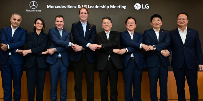 13일 LG와 메르세데스-벤츠 최고 경영진은 서울 여의도 LG트윈타워에서 만나 LG의 자동차 부품 사업 역량을 결집한 '원(One) LG' 솔루션 협업 확대 방안에 대해 논의했다. 사진은 컬삿 카르탈 메르세데스-벤츠 R&D 코리아 센터장(왼쪽부터), 이다 볼프 메르세데스-벤츠 기업본부 총괄, 마티아스 바이틀 메르세데스-벤츠 코리아 CEO,  올라 칼레니우스 메르세데스-벤츠 회장, 조주완 LG전자 CEO, 정철동 LG디스플레이 CEO, 김동명 LG에너지솔루션 CEO, 문혁수 LG이노텍 CEO. /사진=LG전자
