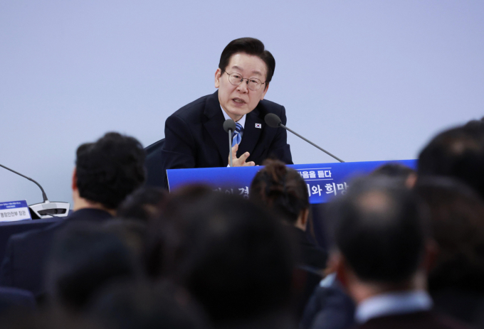 이재명 대통령이 14일 경기 파주시 라이브러리스테이 지지향에서 열린 경기 북부 타운홀 미팅에서 "주한 미군 공여지 미반환 문제에 대해 "최대한 빨리 관할을 넘겨받도록 노력하라"고 관계부처에 주문했다. 사진은 14일 이재명 대통령이 경기 파주시 라이브러리스테이 지지향에서 열린 '경기 북부의 마음을 듣다' 타운홀 미팅에서 발언하고 있는 모습. /사진=뉴시스