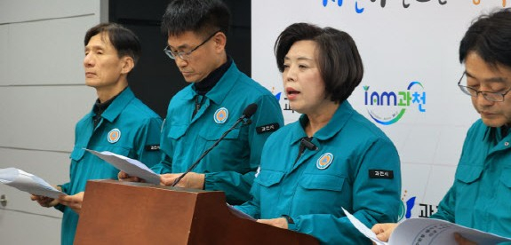 과천시 일부 수돗물에서 깔따구 유충이 발생하자 신계용 시장(오른쪽에서 두 번째)이 지난 6일 대책을 발표하는 모습. / 사진제공=과천시 