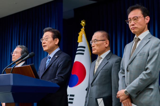  이재명 대통령이 14일 서울 용산 대통령실 청사에서 한·미 팩트시트 타결 결과를 발표하고 있다. 김용범 정책실장(왼쪽부터), 이 대통령, 위성락 국가안보실장, 이규연 홍보소통수석. /사진=뉴스1(대통령실)