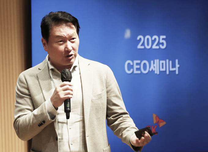 최태원 SK그룹 회장이 미국 핵심 법인들의 이사회 의장·회장직을 겸임한다. 사진은 최태원 SK회장이 지난 6일부터 8일까지 경기도 이천 SKMS연구소에서 열린 '2025 SK그룹 CEO세미나'에서 클로징 멘트를 하고 있는 모습. /사진=뉴시스