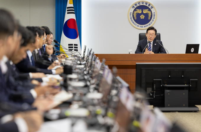 대통령실이 14일 음주 물의를 일으킨 파견 직원에 대해 징계를 요구하는 등 엄정 조치했다고 밝혔다. 사진은 지난 13일 이재명 대통령이 서울 용산구 대통령실 청사에서 열린 대통령·수석보좌관회의에서 발언하고 있는 모습. /사진=뉴스1(대통령실 제공)