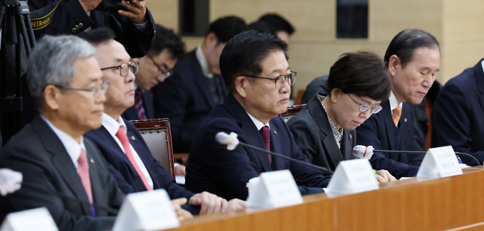 김동섭 한국석유공사 사장이 최근 산업통상자원부에 공식적으로 사의를 표명했다. 사진은 지난 10월 세종시 정부세종청사 산업통상자원부에서 열린 공공기관장회의에 김동철 한국전력공사 사장(왼쪽), 황주호 한국수력원자력 사장(왼쪽 두번째), 최연혜 한국가스공사 사장(왼쪽 네번째), 김동섭 한국석유공사 사장(오른쪽) 등이 참석하여 안덕근 산업부 장관의 발언을 듣고  있는 모습. /사진=뉴스1