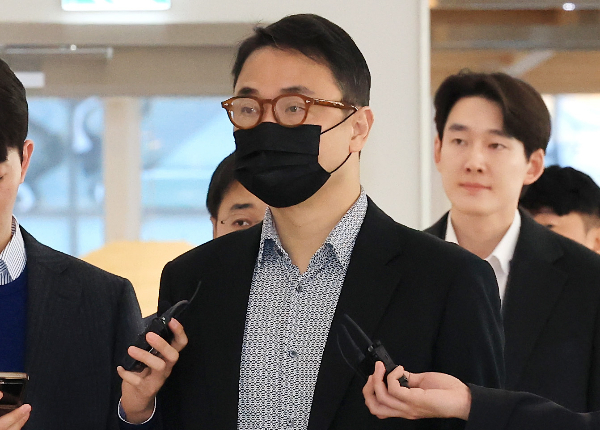 김건희 특검팀(특별검사 민중기)이 양평 공흥지구 개발특혜 의혹을 받는 김건희 여사 오빠 김진우씨에 대해 구속영장을 청구했다. 사진은 김건희 여사의 오빠 김진우씨가 지난 11일 오전 서울 종로구 KT광화문빌딩 웨스트에 마련된 김건희특검 사무실에 피의자 신분으로 출석하는 모습. /사진=뉴스1