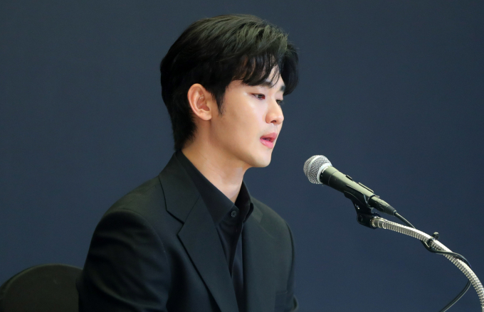  배우 고 김새론 관련 사생활 의혹에 휩싸인 배우 김수현을 상대로 한 쿠쿠전자 등 광고주들의 손해배상 소송이 본격화했다.사진은 지난 3월 서울 마포구 스탠포드호텔에서 기자회견을 열고 자신을 둘러싼 의혹에 대해 입장을 밝힌 배우 김수현. /사진=뉴시스