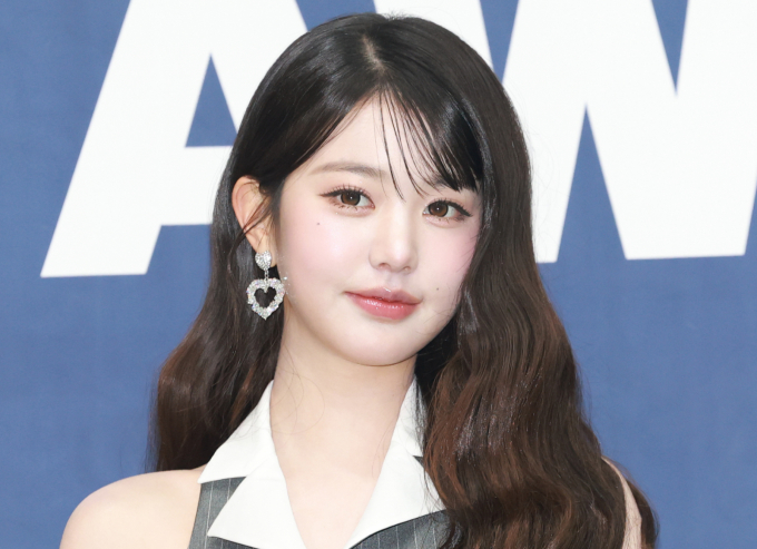 걸그룹 '아이브'의 멤버 장원영 등 유명인들을 비방한 가짜영상을 올려 억대 수익을 챙긴 30대 유튜버가 항소심 판결에도 불복해 대법원에 상고했다.사진은 지난 8월 서울 송파구 잠실 실내체육관에서 열린 '2025 케이 월드 드림 어워즈'( K-WORLD DREAM AWARDS 2025) 블루카펫 행사에 참석한 걸그룹 아이브 멤버 장원영. /사진=뉴스1