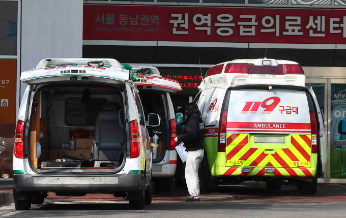 50대 남성이 서울 종로구 한 아파트에서 전기 시설을 점검하다 감전사했다. 사진은 지난 2월25일 한 서울 한 대학병원 응급실 앞에 대기 중인 구급차들의 모습. 해당 기사와 직접적인 연관 없음. /사진=뉴시스