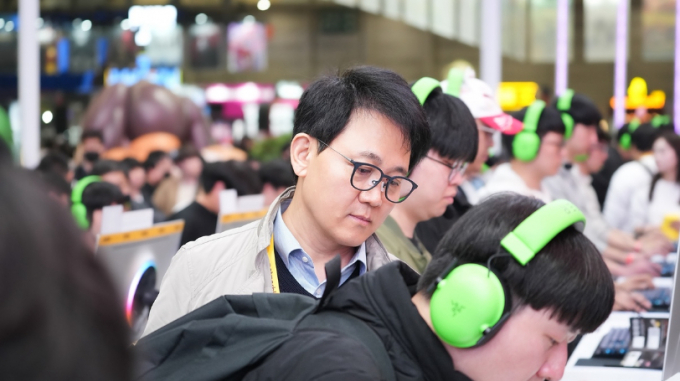 방준혁 넷마블·코웨이 의장이 지난 14일 지스타 2025 넷마블 부스를 찾아 참관객의 시연 장면을 보고 있다. /사진=넷마블 